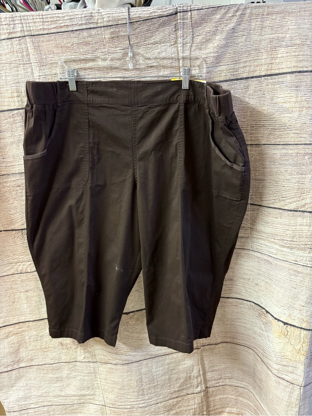 😍 NWT CJ Banks Brown Flat Front women’s Capris  with Pockets
